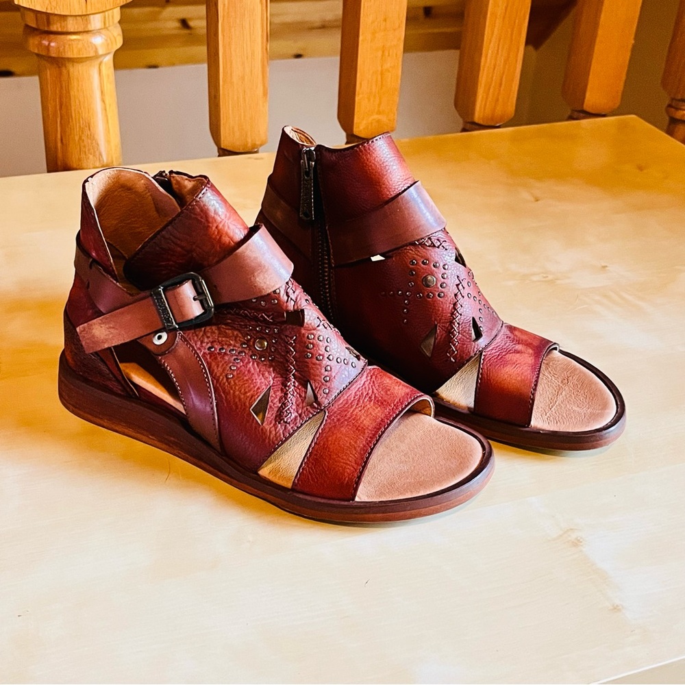 Women’s Open-Toe Leather Sandals - Red Brown